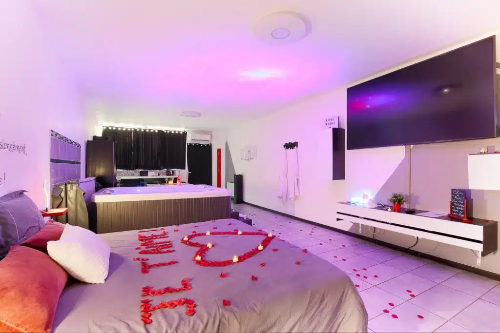 séjour love room Toulouse avec spa et grand écran dans la chambre