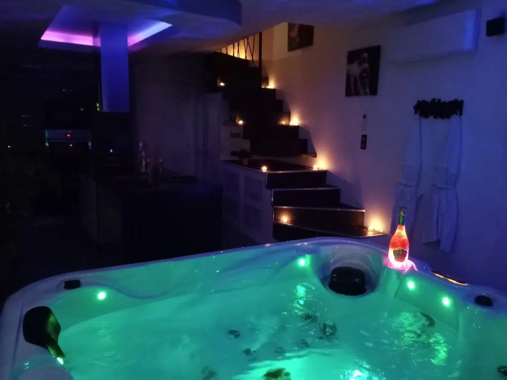 Jacuzzi privatif dans la love room Lovenight, à 25 minutes de Labège