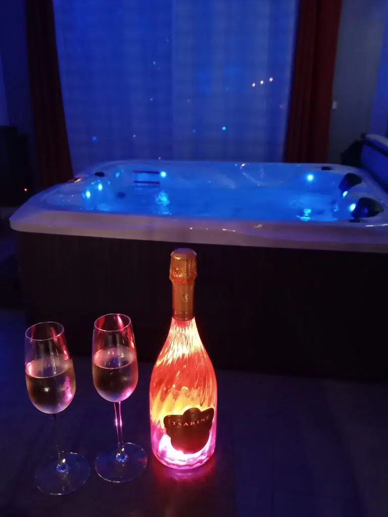 Jacuzzi privatif dans la love room Lovenight, à 20 minutes de Muret