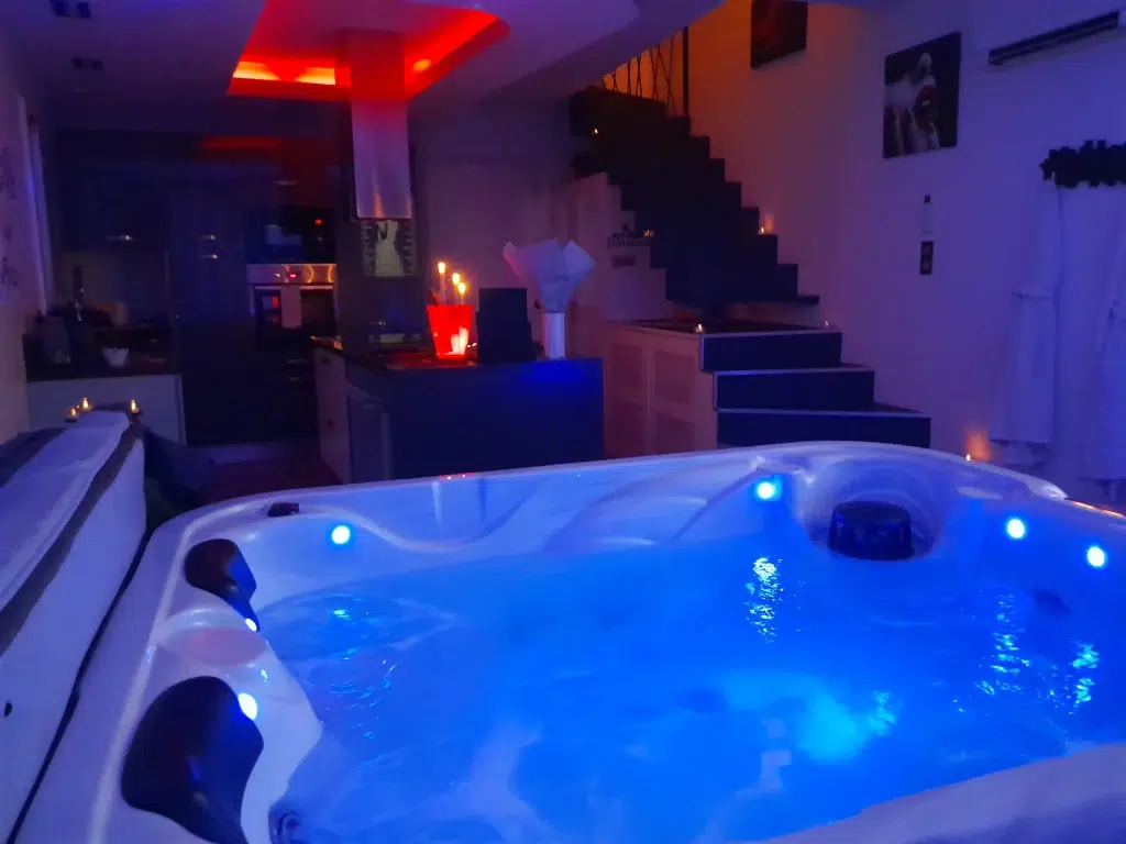Jacuzzi privatif dans la love room Lovenight, à 25 minutes de Pamiers en Ariège