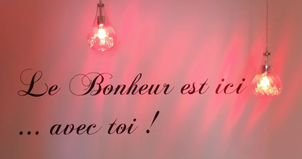 Ambiance tamisée de la pièce secrète 50 Nuances de Grey, love room Lovenight près de Toulouse