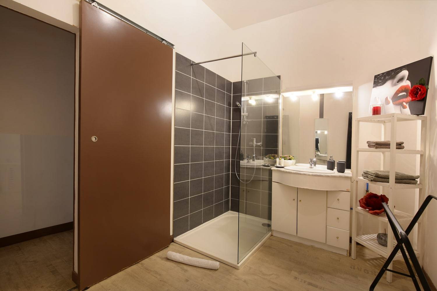 Salle de bain suite avec jacuzzi spa